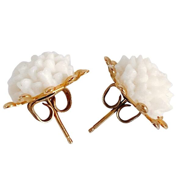Vintage 1950s Thermoset White Floral Gold Tone Stud Earrings Petite Mid Century - Picture 2 of 10